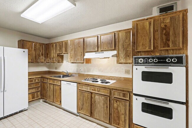 Foto del edificio - 8380 Greensboro Dr