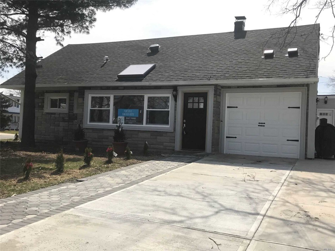 3674 Martha Blvd Bethpage, NY 11714 Alquileres en Bethpage, NY