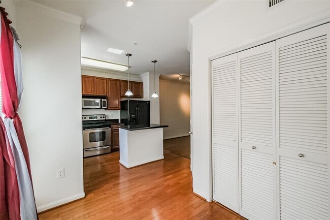 Building Photo - 9200 Westheimer Rd