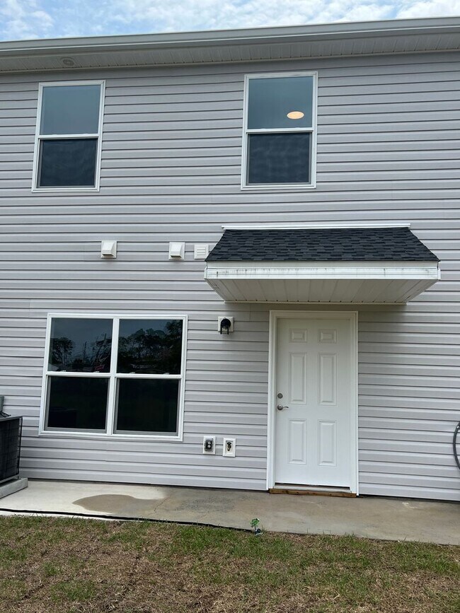 Foto del edificio - BRAND NEW 3 BED 2.5 BATH TOWNHOMES!