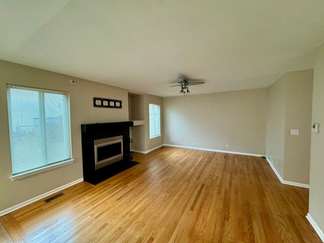 Building Photo - 735 Ravinia Dr