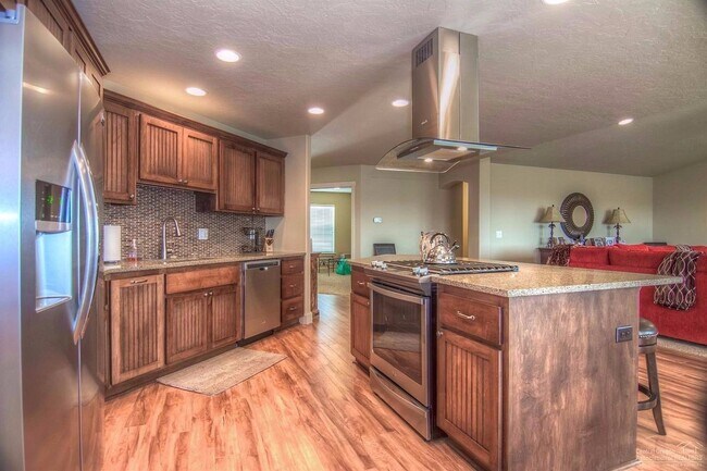 Building Photo - Gorgeous 4-bedroom single level unfurnished Terrebonne Home with Mountain Views!