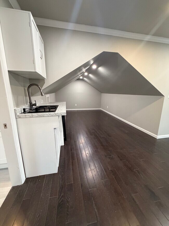 Foto del edificio - 817 S Quaker Ave