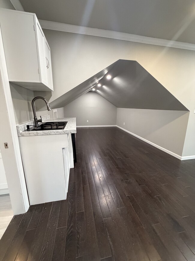 Building Photo - 817 S Quaker Ave