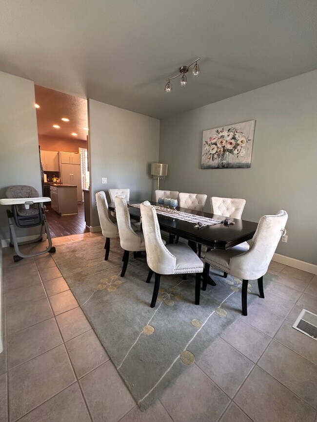 Foto del edificio - Beautiful Golf Course Home Located on a Cu...