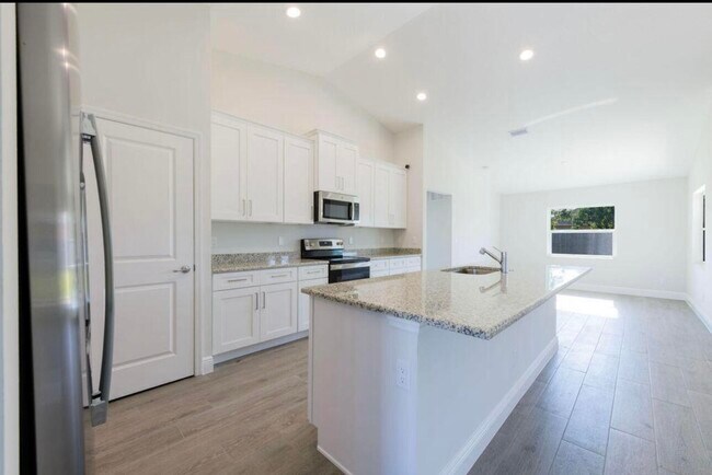 Foto del edificio - 2372 SW Import Dr