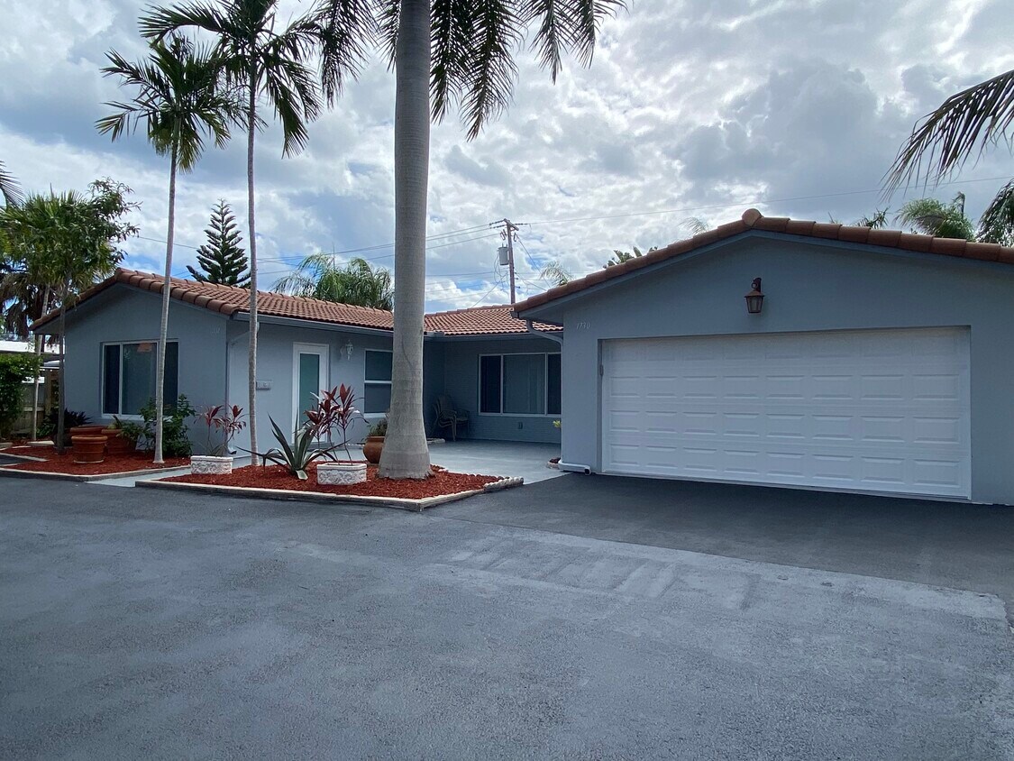 Front / Garage - 1730 NE 56th Ct