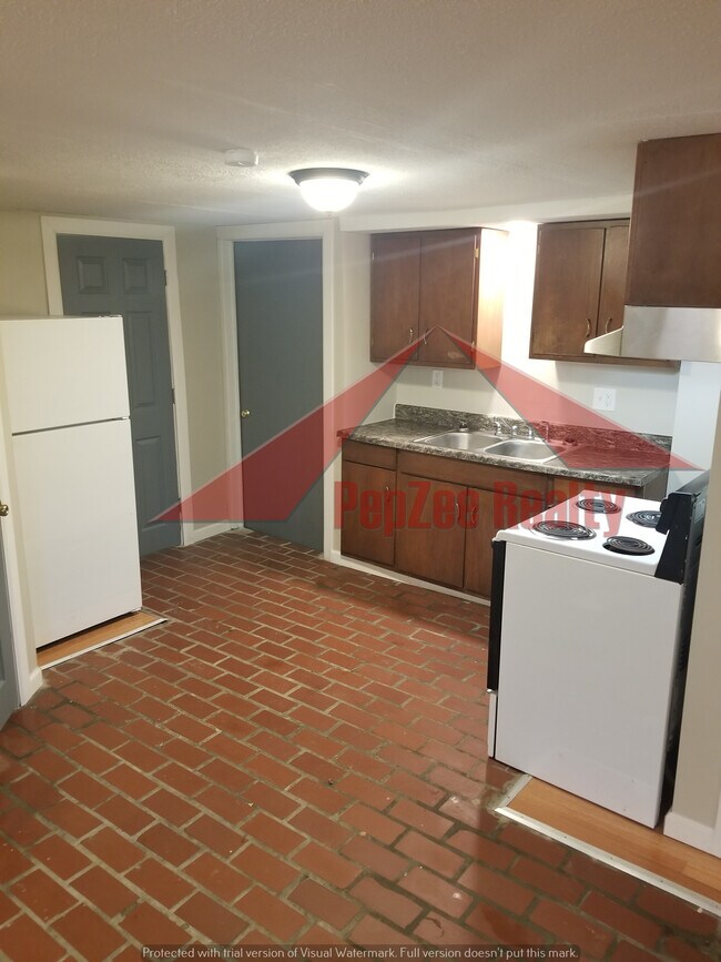 Kitchen - 944 Old Orchard Ave