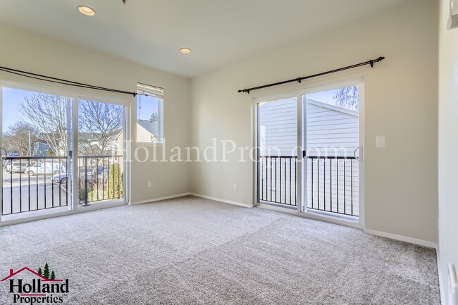 Building Photo - Tri-level townhome in Beaverton, Minutes f...