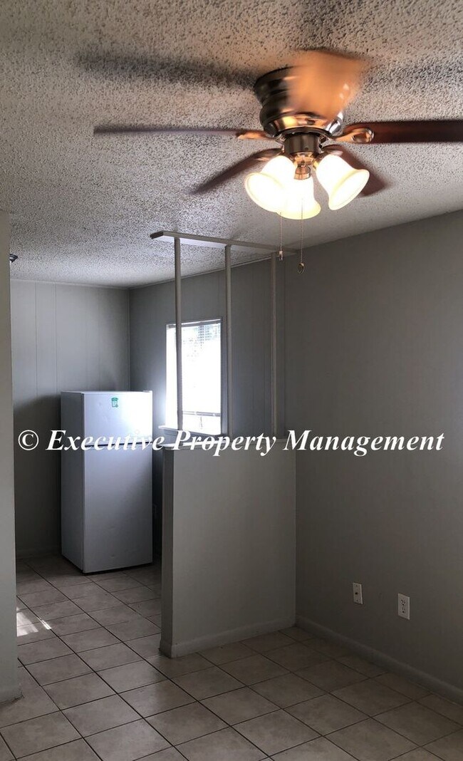 Building Photo - 918-920 JR Ct