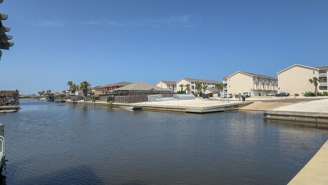 Foto del edificio - 15622 Cruiser St