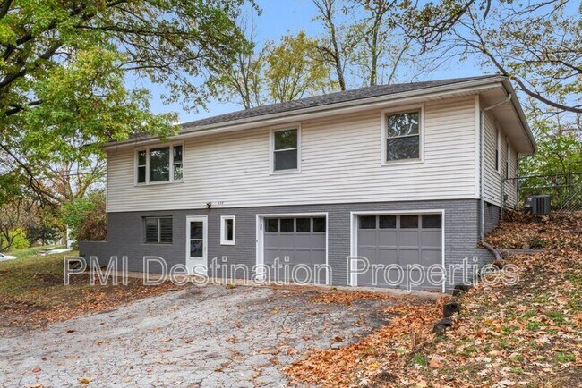 Building Photo - 628 NE Russell Rd.