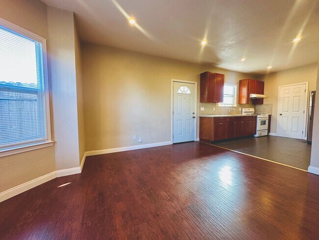 Foto del edificio - Tran 59th Triplex