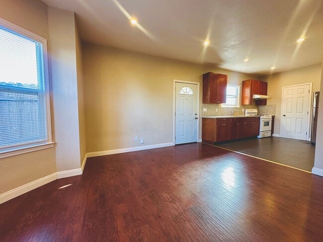 Building Photo - Tran 59th Triplex