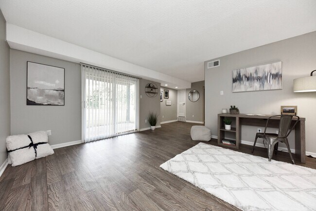 Sala de estar con piso estilo madera - The Canopy 2200