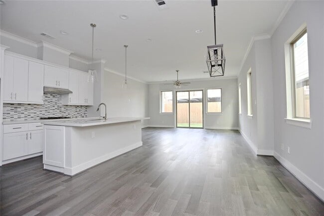 Building Photo - 513 W Bell St