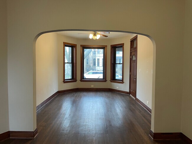 Foto del edificio - 2421 N Kimball Ave