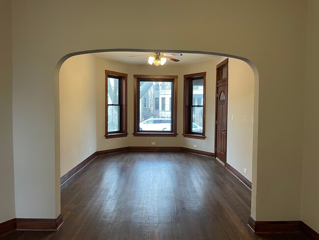 Building Photo - 2421 N Kimball Ave