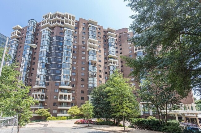 Building Photo - 1600 N Oak St