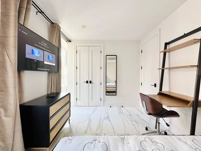 Building Photo - Furnished room/NOT APARTMENT