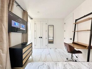 Building Photo - Furnished room/NOT APARTMENT