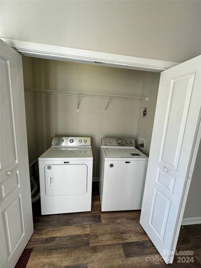 Building Photo - 5541 Seths Dr