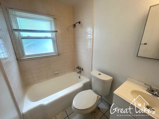 Building Photo - Stunning 3 Bedroom 1 Bathroom now availabl...