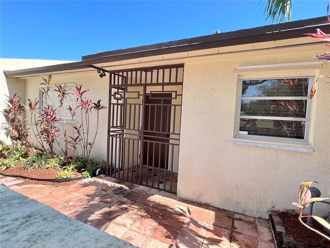 Building Photo - 13908 Kendale Lakes Dr