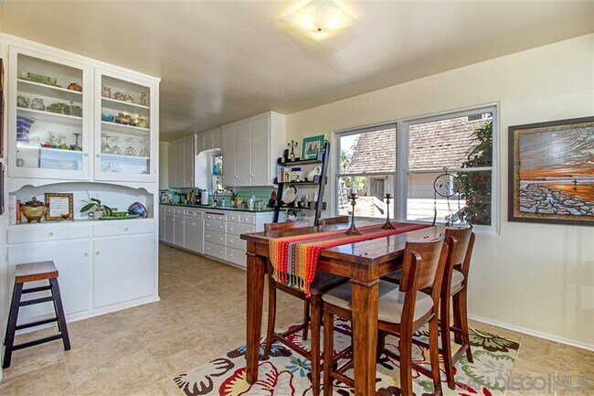 Building Photo - 1697 Crest Dr