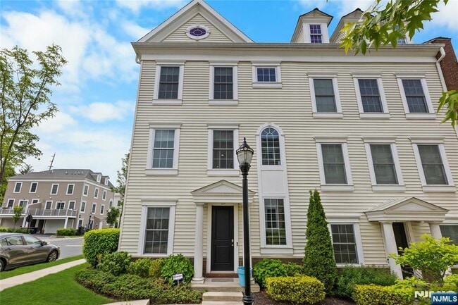Building Photo - 129 Roosevelt Dr