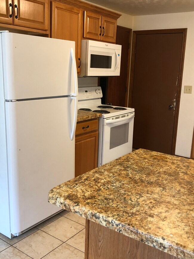 Kitchen - 900 Edgewood Dr