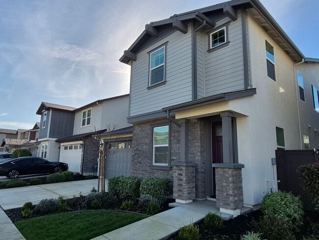 Building Photo - Gorgeous 4 Bedroom 3.5 bath with loft