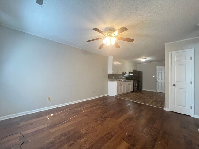 Foto del edificio - AVAILABLE TO SHOW!