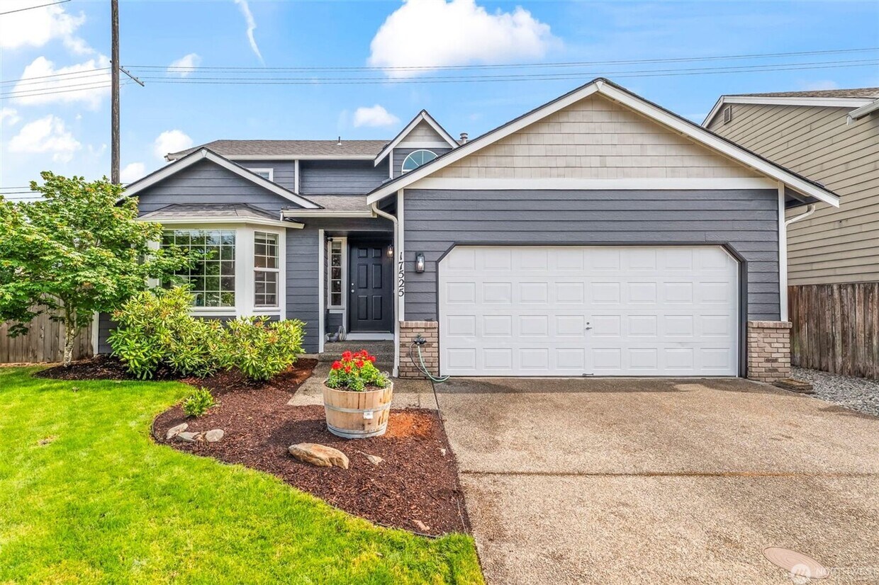 Foto principal - Amazing 4 br 2.5 bedroom 2000 sqft home!