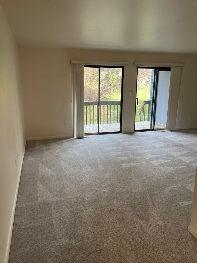 Building Photo - 105 Foxfire Dr