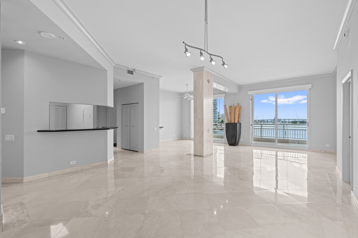 Foto principal - 888 Brickell Key Dr