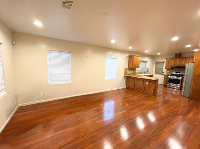 Foto del edificio - Centrally Located LA Home Near SoFi Stadium with Yard & Parking - MOVE IN READY