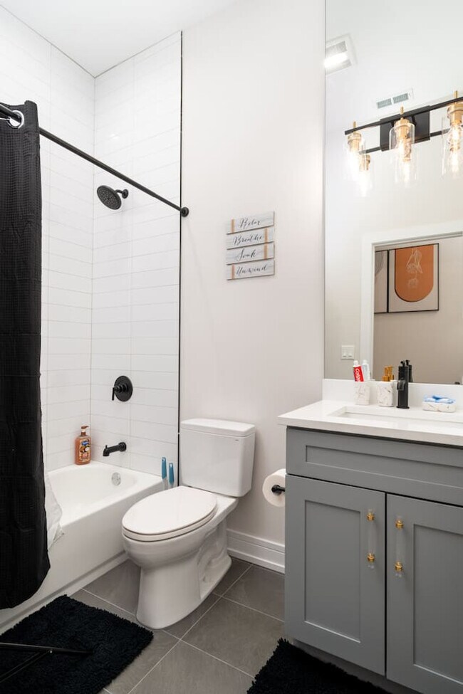 Building Photo - 3723 S Giles Ave