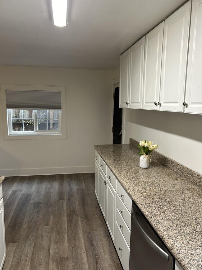 Foto del edificio - 802 Badgley Dr