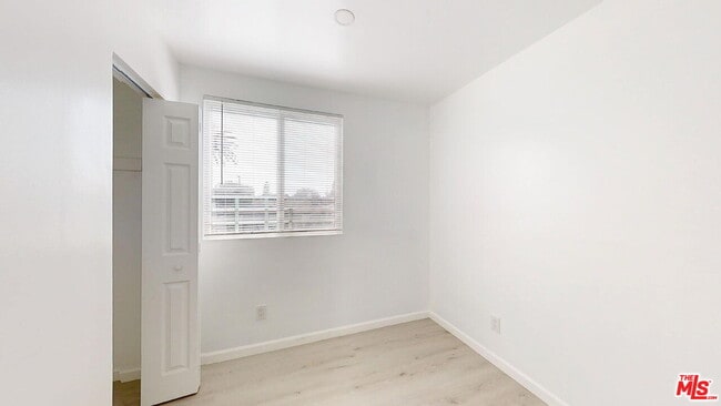 Building Photo - 10550 Collett Ave