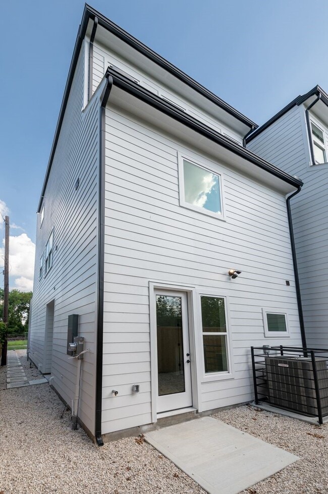 Building Photo - 3348 Sauer St