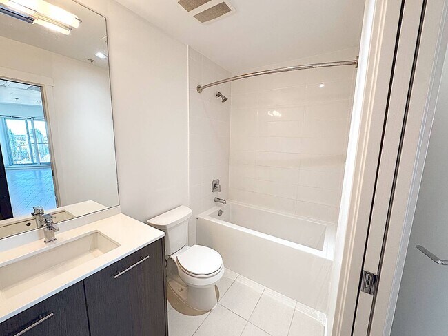 Building Photo - Centre West - 1510