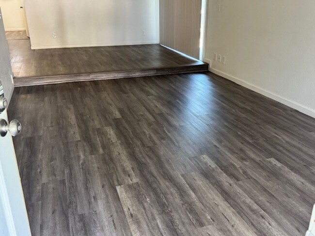 Foto del edificio - Updated 2 Bed / 1 Bath Duplex in Orangeval...