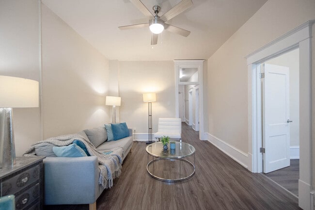 2BDR - Salon - 377 Brandon Apartment