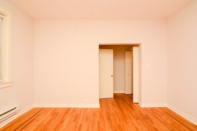 Foto del edificio - 2402 N Kedzie Blvd
