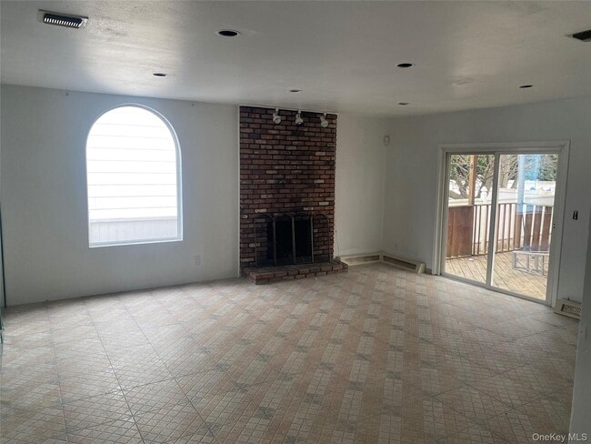 Building Photo - 723 Hungry Harbor Rd