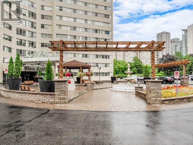 Building Photo - 3695-3695 Kaneff Crescent