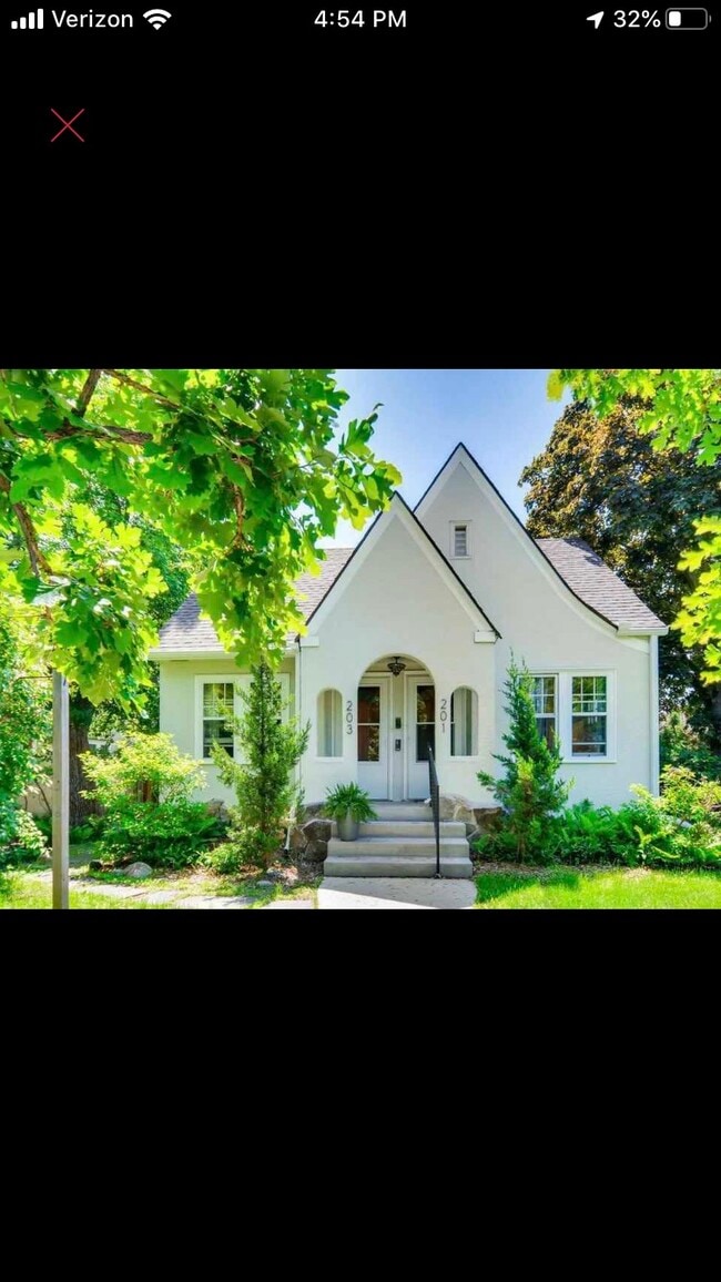 Building Photo - 203 E Diamond Lake Rd