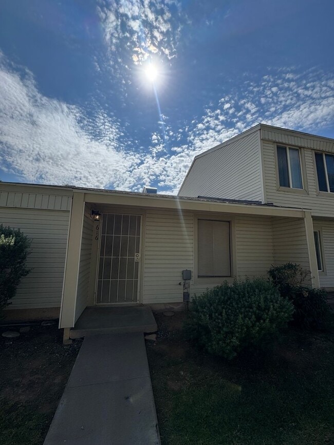 Building Photo - 616 E Strahan Dr