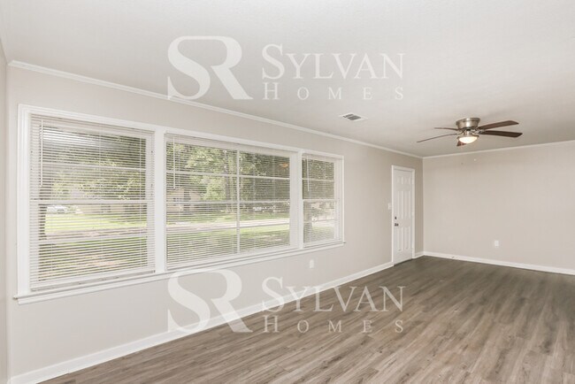 Foto del edificio - One-level living in this 4 BR, 2 BA home